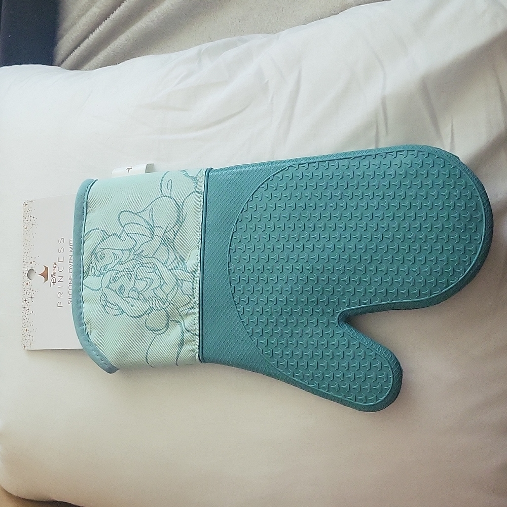 Disney Princess Bridal Collection Jasmine Silicone Oven Mitt